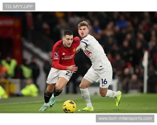 曼联在禁区左侧连续创造机会，拉什福德劲射被扑